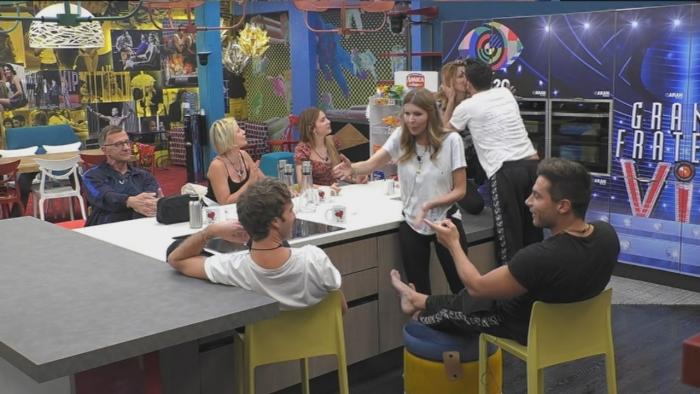 ‘Gf Vip 4’, Antonella Elia scatenata: prima si scaglia contro Fedez e Chiara Ferragni, poi fa baciare a stampo Pago e Adriana Volpe! (Video) preview