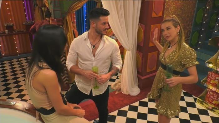 ‘Gf Vip 4’, dopo che Paolo Ciavarro aveva smorzato l’interesse per Clizia Incorvaia lei ribadisce: “Lui è il mio genere di uomo!”. E a proposito di Ivan Gonzalez… (Video) article-post