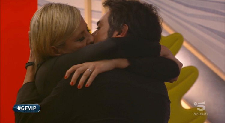‘Gf Vip 4’, sesta puntata: Licia Nunez stupita dal messaggio di Barbara Eboli, lungo e appassionato bacio tra Antonella Elia e il fidanzato Pietro Delle Piane, Pago si commuove di fronte ad una clip di Serena Enardu. Eliminato Ivan Gonzalez, e in nomination… preview