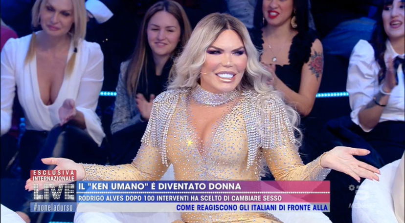 ‘Live – Non è la D’Urso’, Rodrigo Alves da Ken umano a Barbie: “La vita da donna è più bella, ragazzi!” (Video) preview