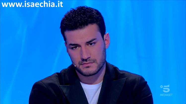 ‘Uomini e Donne’, Lorenzo Riccardi si scaglia contro Nicola Vivarelli: “Prendere in giro una donna dell’età di Gemma Galgani è da carogne, sta esagerando!” preview