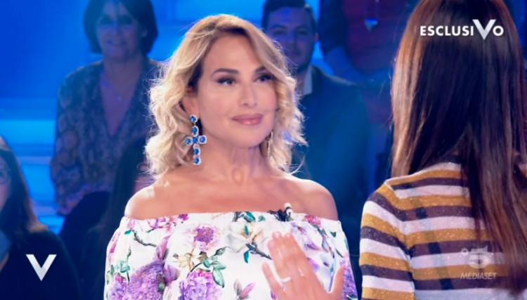 Barbara D’Urso ospite a ‘Verissimo’ parla del rapporto con i figli e lancia una frecciatina a Massimo Giletti e Pamela Prati (Video) preview