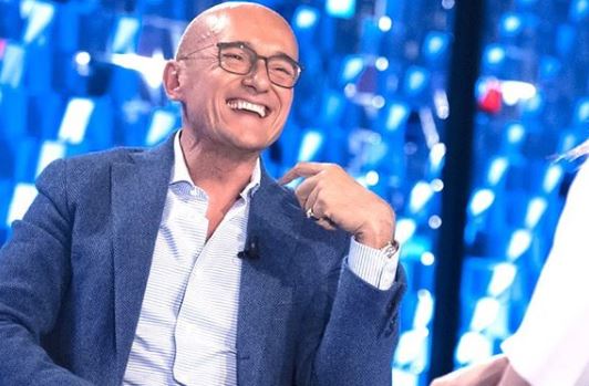 ‘Verissimo’, Alfonso Signorini rivela cosa accadrà durante la prossima puntata del ‘Gf Vip 4’ e parla a cuore aperto della sua omosessualità: “Ho trovato il coraggio di dire a mia madre chi ero grazie all’amore per una persona” preview