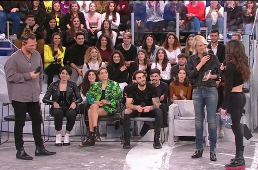 ‘Amici 19’, Enrico Nigiotti torna in studio come ospite e la ballerina Elena D’Amario, sua ex fidanzata storica, si commuove! (Video) preview