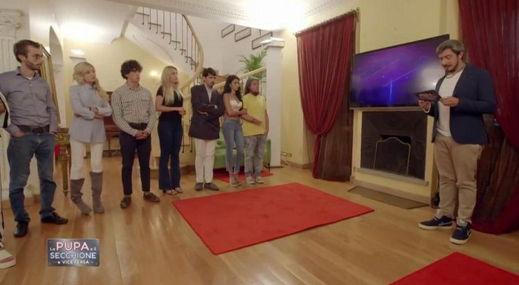 ‘La Pupa e il Secchione e viceversa’, la semifinale: Carlotta Cocina e Giovanni Tobia De Benedetti squalificati definitivamente, al loro posto rientrano in gioco Sandra Maestri e Marco Sarra ma… preview