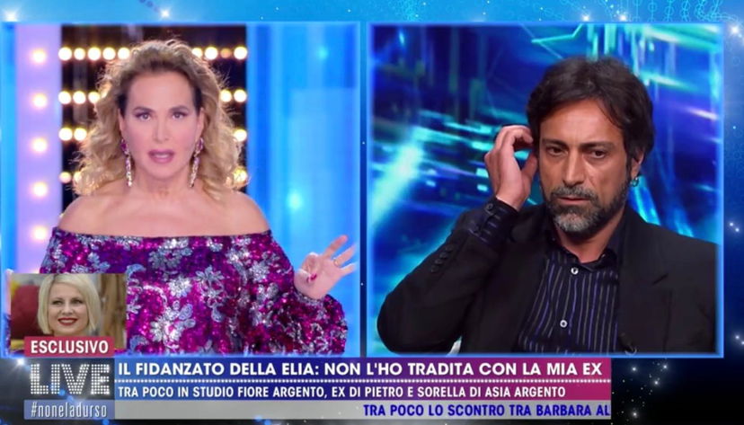 ‘Live – Non è la D’Urso’, volano stracci tra il compagno di Antonella Elia e Barbara D’Urso che gli chiude il microfono e ci regala il bis: “Salutame a soreta!”. Intanto Fiore Argento… (Video) preview