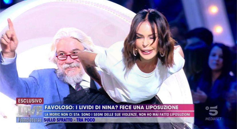 ‘Live – Non è la D’Urso’, chirurgia o violenza? Nina Moric si difende dalle accuse di Luigi Mario Favoloso e scoppia il caos in studio! (Video) preview