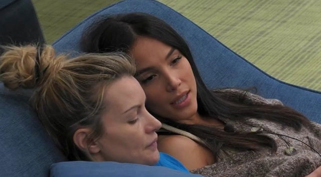 ‘Gf Vip 4’, Paola Di Benedetto si sfoga ed esprime le sue paure su Federico Rossi: “Fuori può succedere di tutto, questa cosa mi distrugge!” preview