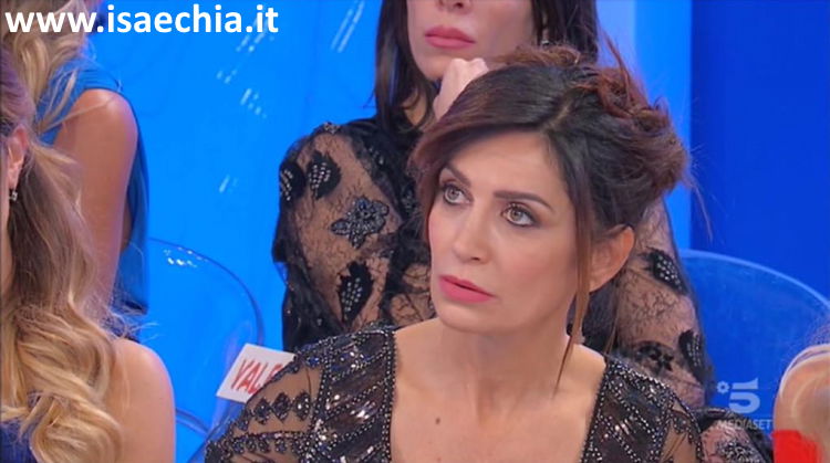 ‘Trono Over’, Barbara De Santi e il debutto (super trash) nel mondo della musica: il videoclip di ‘L’estate viene e va’ preview