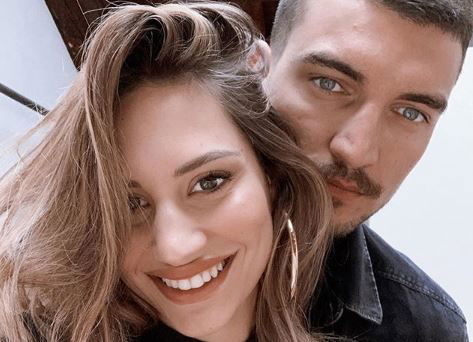 ‘Uomini e Donne’, Beatrice Valli ha partorito: è nata la piccola Azzurra Fantini! (Foto) preview