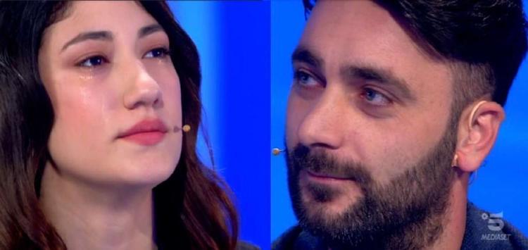 ‘C’è Posta per Te’, Lucia chiede scusa a Orlando per aver baciato il suo migliore amico. Lui non apre la busta e lei gli lancia una pesante accusa! (Video) article-post