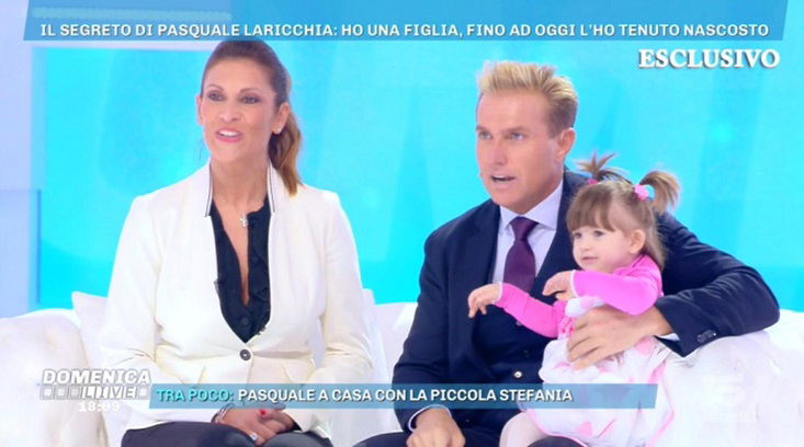 ‘Domenica Live’, Pasquale Laricchia si difende dalle infamanti accuse della sua ex Victoria Pennington e poi presenta la sua piccola Stefania! (Video) preview