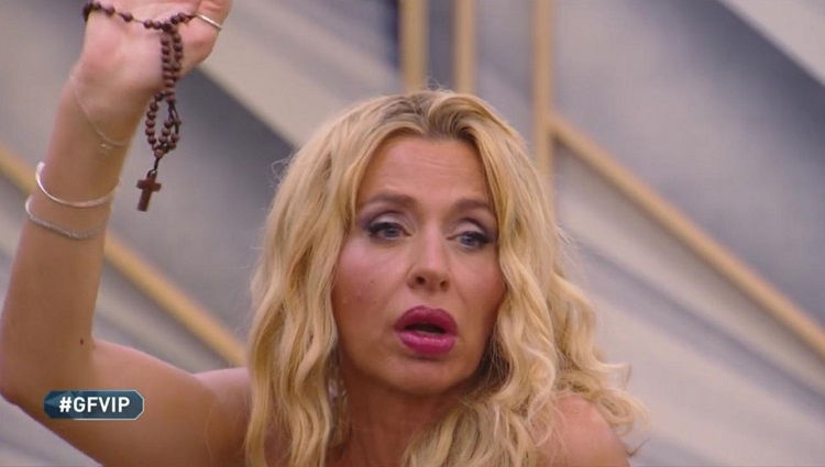 ‘Gf Vip 4’, quindicesima puntata: è guerra aperta tra Adriana Volpe e Antonio Zequila, nessun provvedimento dopo lo scontro tra Antonella Elia e Valeria Marini. In nomination vanno… preview