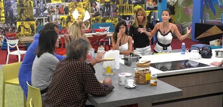 ‘Gf Vip 4’, è scontro tra Fernanda Lessa e Paola Di Benedetto che tuona:” Non siamo in un campo militare!”. Ma poi… (Video) preview