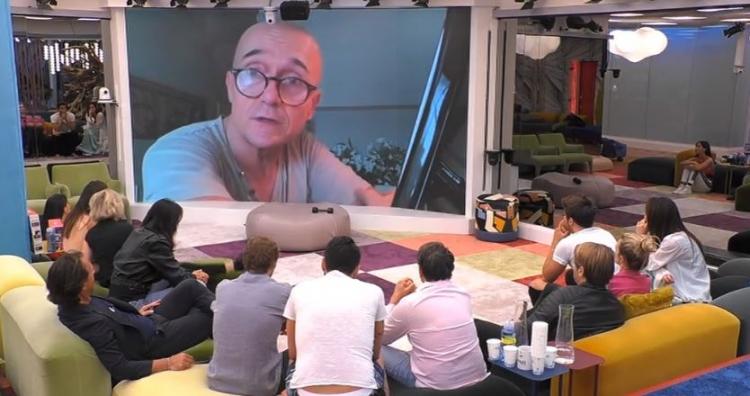 ‘Gf Vip 4’, Alfonso Signorini aggiorna i concorrenti sui terribili bollettini medici relativi al Coronavirus: le reazioni dei gieffini e del web (contrariato) preview