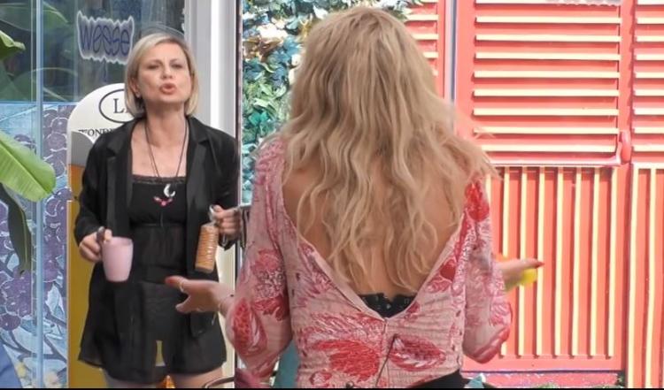 ‘Gf Vip 4’, Antonella Elia sferra un nuovo attacco contro Valeria Marini: “Clown, falsa, bugiarda e spergiura!” (Video) preview