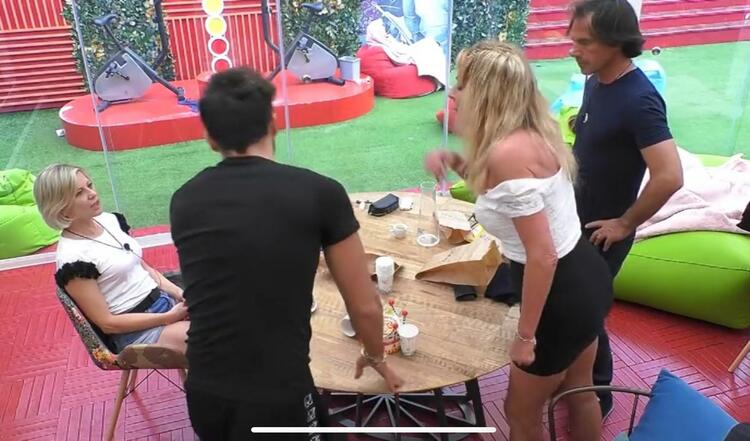 ‘Gf Vip 4’, scoppia una nuova lite tra Valeria Marini e Antonella Elia che accusa la showgirl sarda di averle dato dei pugni (Video) preview