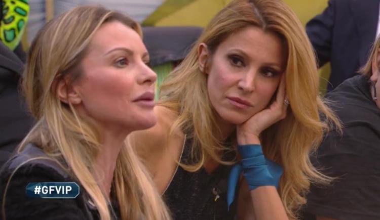 ‘Gf Vip 4’, chiarimento nella notte tra Adriana Volpe e Licia Nunez che tuona: “Antonella Elia provoca e poi fa la vittima, è lei che muove le pedine di questo gioco!” (Video) preview