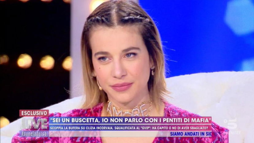 ‘Live – Non è la D’Urso’, Clizia Incorvaia si scontra con le cinque sfere e a Daniele Interrante che insinua dubbi sulla sua età replica… preview