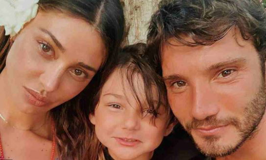 Stefano De Martino svela perché proseguirà la sua quarantena lontano dalla moglie Belen Rodriguez e dal figlio Santiago (Video) preview