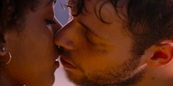 ‘Summertime’, l’attrice Coco Rebecca Edogamhe racconta com’è stato il primo bacio sul set con Ludovico Tersigni preview