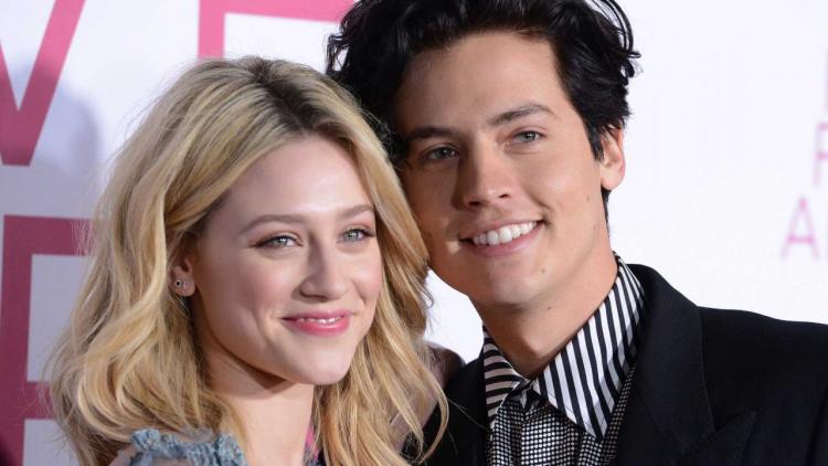 ‘Riverdale’, Lili Reinhart e Cole Sprouse si sono lasciati: arriva la conferma ufficiale! preview