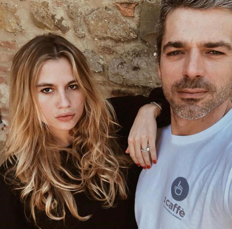 Luca Argentero è diventato papà, Cristina Marino ha dato alla luce la loro prima figlia: ecco come si chiama! (Foto) preview