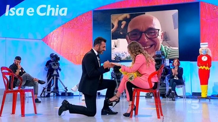 ‘Uomini e Donne’, Sossio Aruta fa la proposta di matrimonio alla sua Ursula Bennardo! (Video) preview