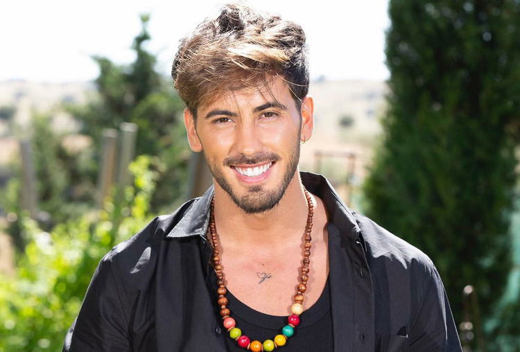 Uomini e Donne, Ivan Gonzalez perde 14 chili all’Isola dei Famosi spagnola: il prima e il dopo (Video) preview