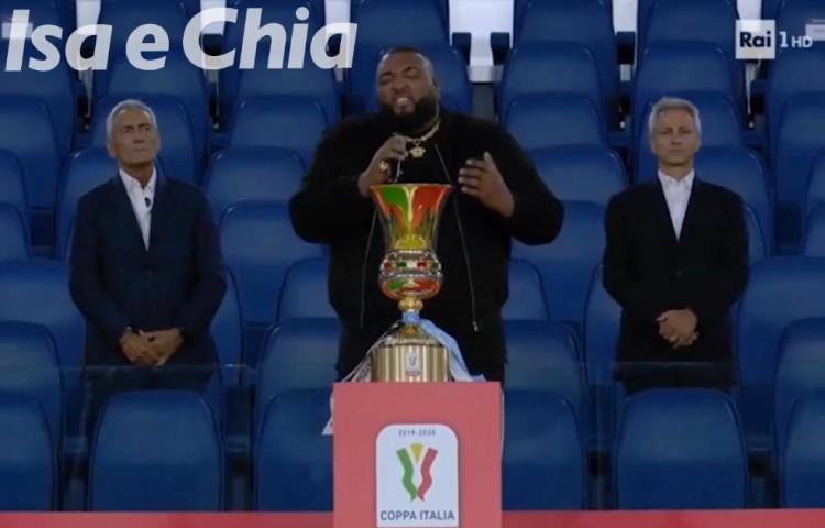 ‘Amici 15’, Sergio Sylvestre dimentica le parole dell’inno di Mameli durante la finale di Coppa Italia e piovono insulti razzisti: il cantante si difende così (Video) preview