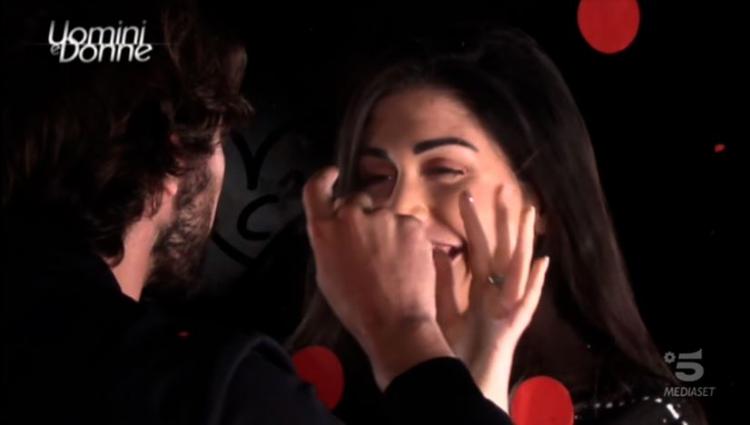 ‘Uomini e Donne’, Carlo Pietropoli sorprende Cecilia Zagarrigo scegliendola al di fuori dello studio! article-post