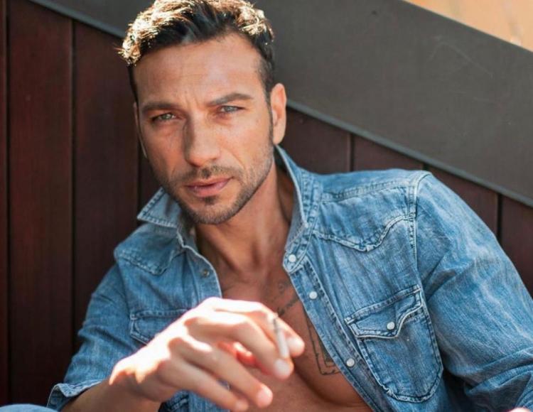 ‘Uomini e Donne’, l’ex tronista Costantino Vitagliano esce allo scoperto con la nuova fidanzata (Video) preview