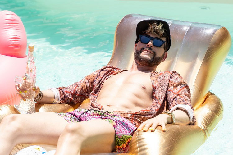 ‘D+’, Giacomo Urtis torna con un nuovo singolo (super trash): il videoclip con le star di TikTok! preview