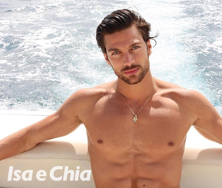 ‘Isola 12’, Simone Susinna dimentica Mariana Rodriguez tra le braccia di una bellissima modella: ecco chi è! (Foto) preview