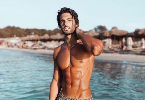 ‘Uomini e Donne’, Antonio Moriconi polemico di ritorno dalla Sardegna: “Probabilmente sono stato a contatto con persone positive, ma non mi fanno fare il tampone”. E intanto un altro ex corteggiatore scopre di avere il Covid preview