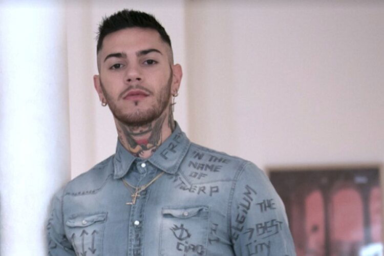 Emis Killa, le dichiarazioni del rapper sulla parità dei sessi generano un polverone social: ecco cosa è successo! preview