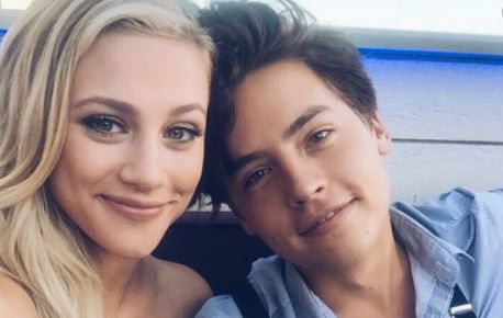 ‘Riverdale’, Cole Sprouse ufficializza la fine della relazione con Lili Reinhart: le sue parole article-post