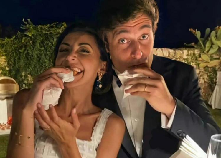Lino Guanciale e Antonella Liuzzi, l’attore e la neo moglie festeggiano le nozze insieme ad amici e parenti (Video) preview