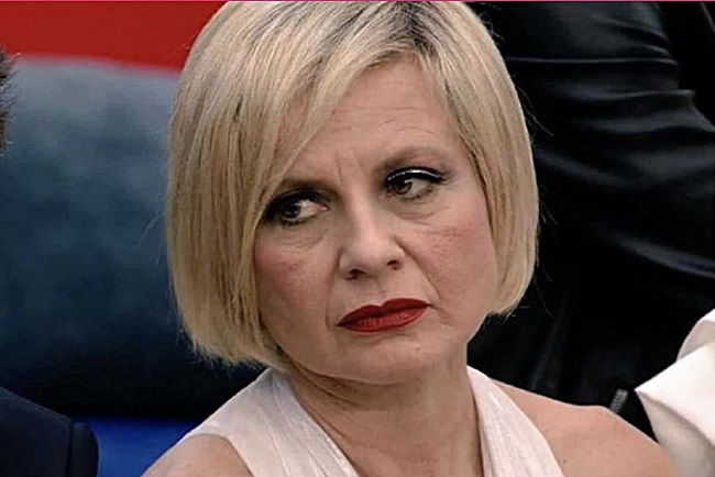 ‘Gf Vip’, Antonella Elia contro la sua ex coinquilina Adriana Volpe: “Non mi ha fatto gli auguri per la mia esperienza come opinionista, non la saluto nemmeno” preview