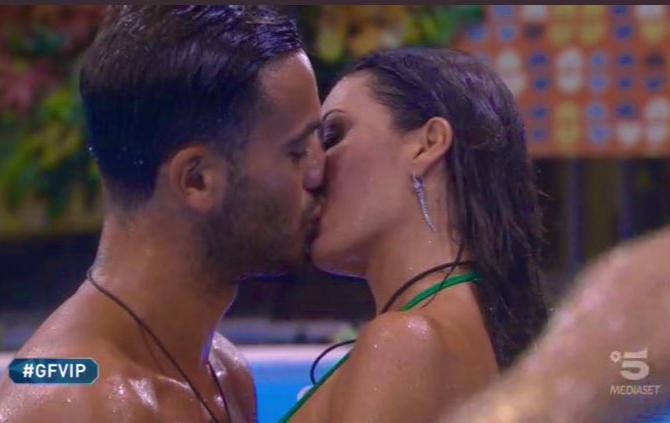 ‘Gf Vip 5’, intesa speciale tra Pierpaolo Pretelli ed Elisabetta Gregoraci? Il web già in visibilio per la possibile nuova coppia! (Video) preview