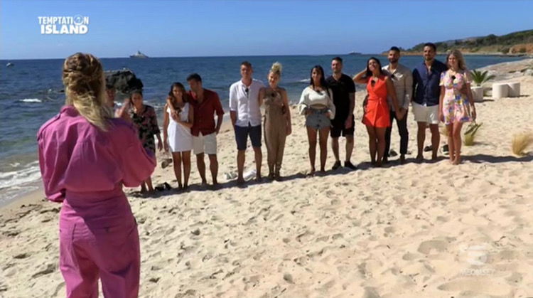 ‘Temptation Island 8’, prima puntata: coppie in crisi tra gelosie e ammissioni di tradimenti. E arriva (a tempi record) un falò di confronto anticipato preview
