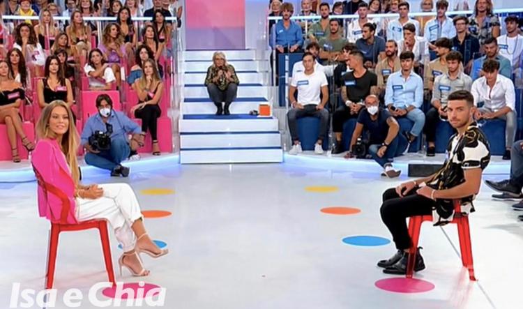 ‘Uomini e Donne’, Maria De Filippi annuncia un’importante novità per quanto riguarda le esterne dei tronisti: ecco di che si tratta! preview