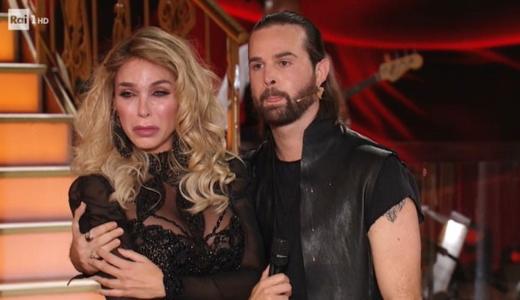 ‘Ballando con le Stelle 15’, quarta puntata: Selvaggia Lucarelli discute con Alessandra Mussolini e fa piangere Vittoria Schisano. Una coppia ottiene la standing ovation di pubblico e giuria e allo spareggio sono andati… preview