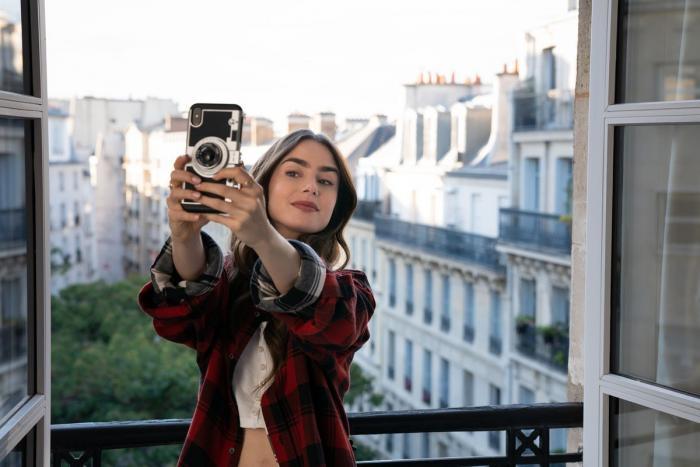 ‘Emily in Paris’, in arrivo con tante novità la seconda stagione dell’amatissima serie targata Netflix: ecco cosa succederà! preview