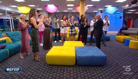 Verissimo, amata ex Vippona confessa di essere stata vittima di un m0lestatore: “Sono rimasta paralizzata” preview