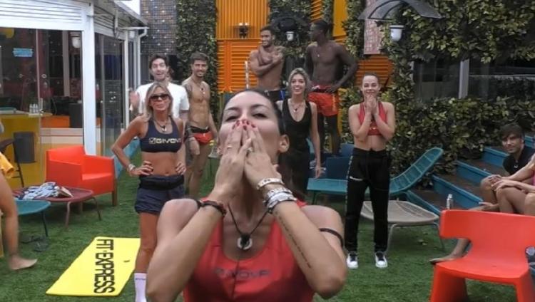 ‘Gf Vip 5’, arriva un messaggio aereo per Elisabetta Gregoraci che suscita la reazione di Pierpaolo Pretelli, lei però spiega che… preview