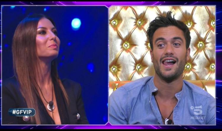 ‘Gf Vip 5’, Elisabetta Gregoraci durante i momenti dedicati a lei e Pierpaolo Pretelli ripete un gesto che è un segnale per il compagno che l’aspetta fuori! (Video) preview