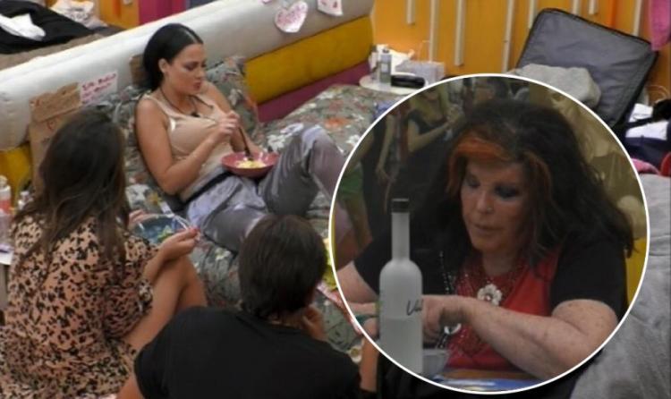 ‘Gf Vip 5’, incidente per Adua Del Vesco, subito soccorsa dagli altri inquilini: la reazione di Patrizia De Blanck indigna il web preview