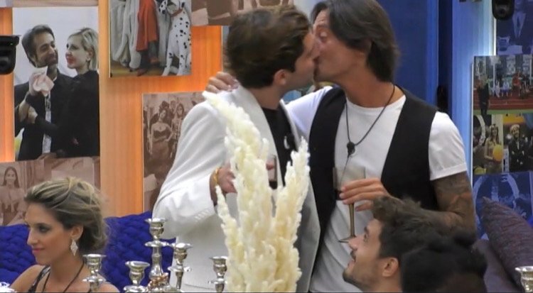 ‘Gf Vip 5’, durante il party anni ’20 arriva un bacio a stampo tra Tommaso Zorzi e Francesco Oppini che fa letteralmente impazzire il web! (Video)