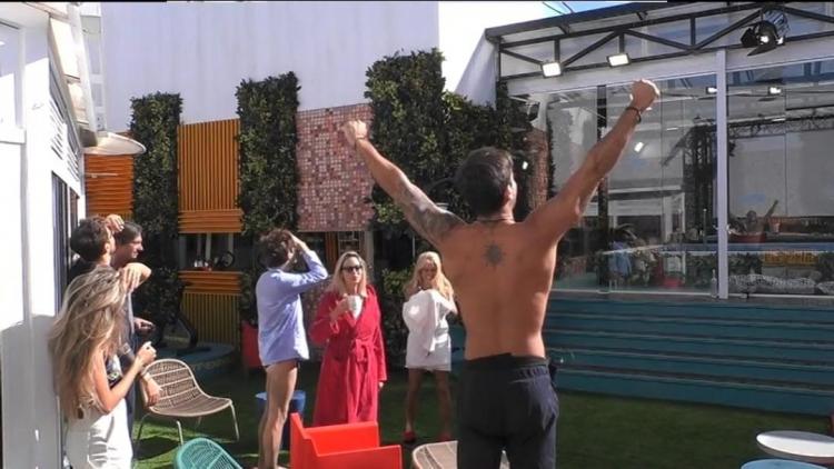 ‘Gf Vip 5’, in mattinata diversi aerei hanno sorvolato la Casa: ecco per chi erano e cosa c’era scritto! (Video) preview